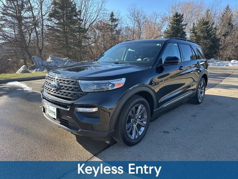 Used 2022 Ford Explorer XLT w/ Equipment Group 202A image 3