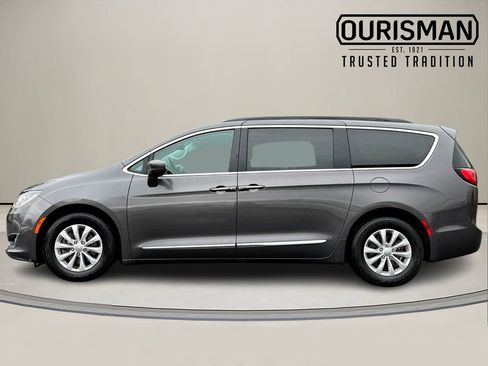 Used 2017 Chrysler Pacifica Touring-L image 3