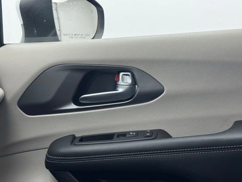 Used 2023 Chrysler Pacifica Touring-L FWD image 44