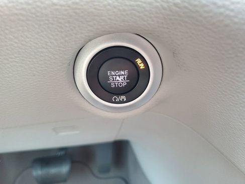 Used 2021 Chrysler Pacifica Touring FWD image 23