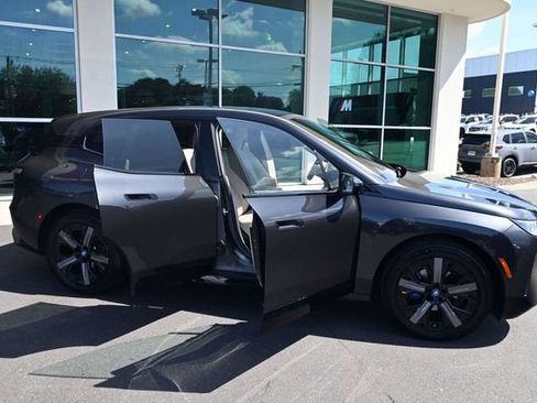 Used 2024 BMW iX xDrive50 w/ Sport Package AWD/4WD image 33