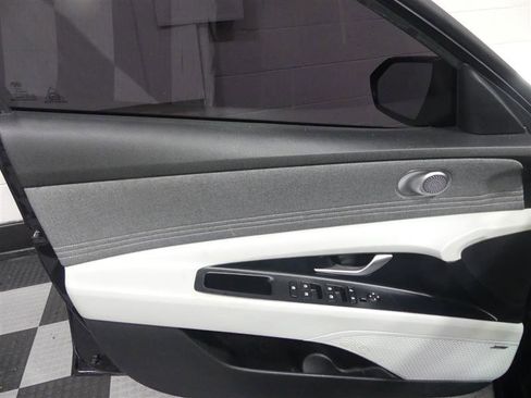 Used 2022 Hyundai Elantra Limited image 18