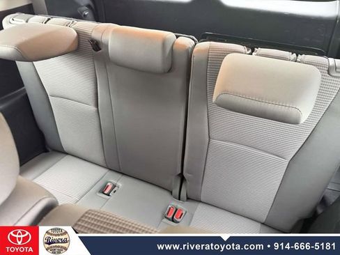 Used 2023 Toyota Highlander LE AWD/4WD image 19
