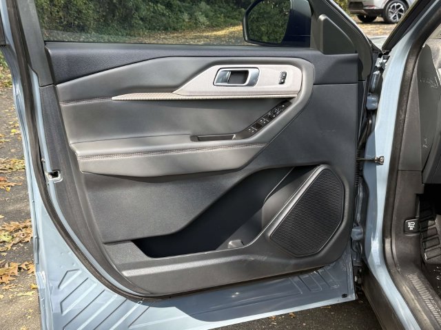Used 2025 Ford Explorer Active AWD/4WD image 9