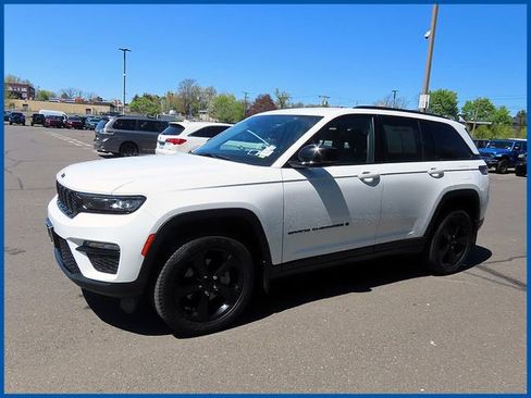 Used 2023 Jeep Grand Cherokee Limited w/ Black Appearance Package AWD/4WD image 3