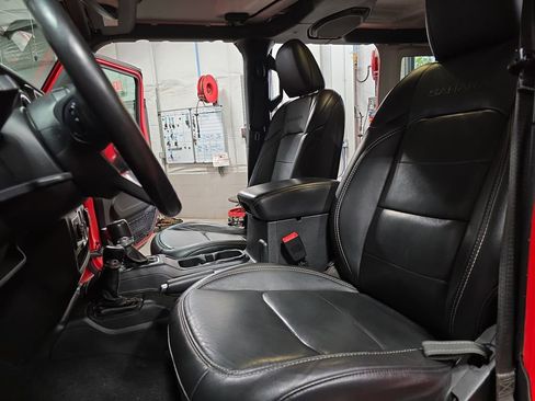 Used 2019 Jeep Wrangler Unlimited Sahara w/ Advanced Safety Group AWD/4WD image 15