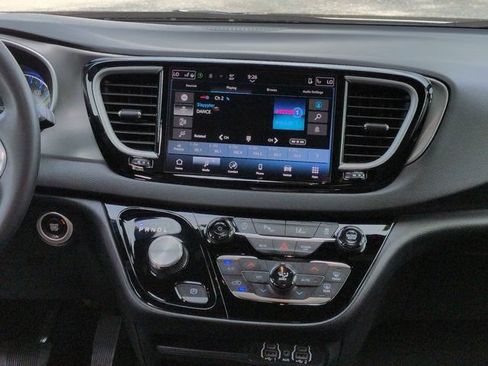 Used 2025 Chrysler Pacifica Select FWD image 17