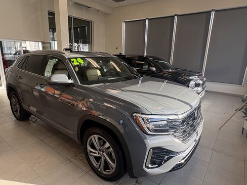 Used 2024 Volkswagen Atlas Cross Sport SEL R-Line image 2