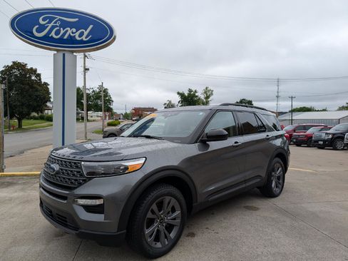 Used 2022 Ford Explorer XLT w/ Equipment Group 202A AWD/4WD image 2