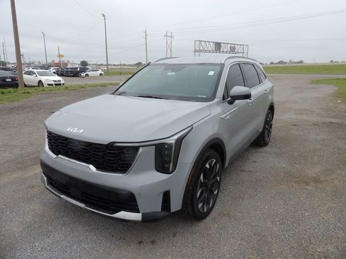 Used 2025 Kia Sorento EX FWD image 2