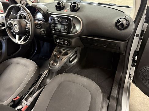 Used 2016 smart fortwo passion RWD image 2