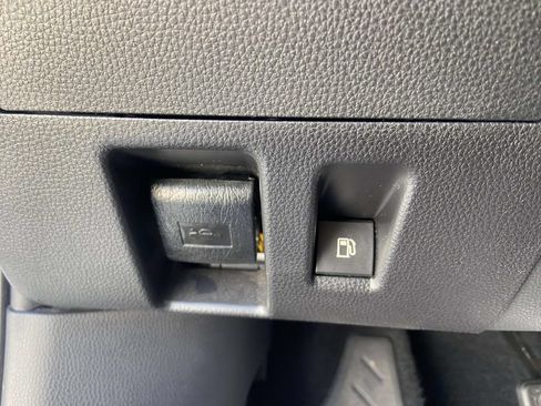 Used 2022 Toyota Highlander LE FWD image 30