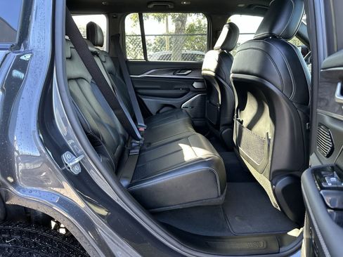 Used 2022 Jeep Grand Cherokee Overland AWD/4WD image 18