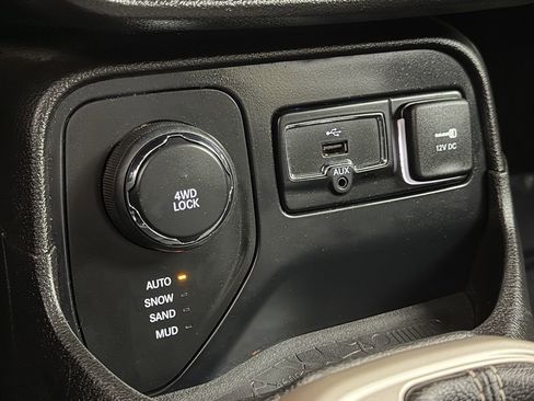 Used 2017 Jeep Renegade Limited image 21