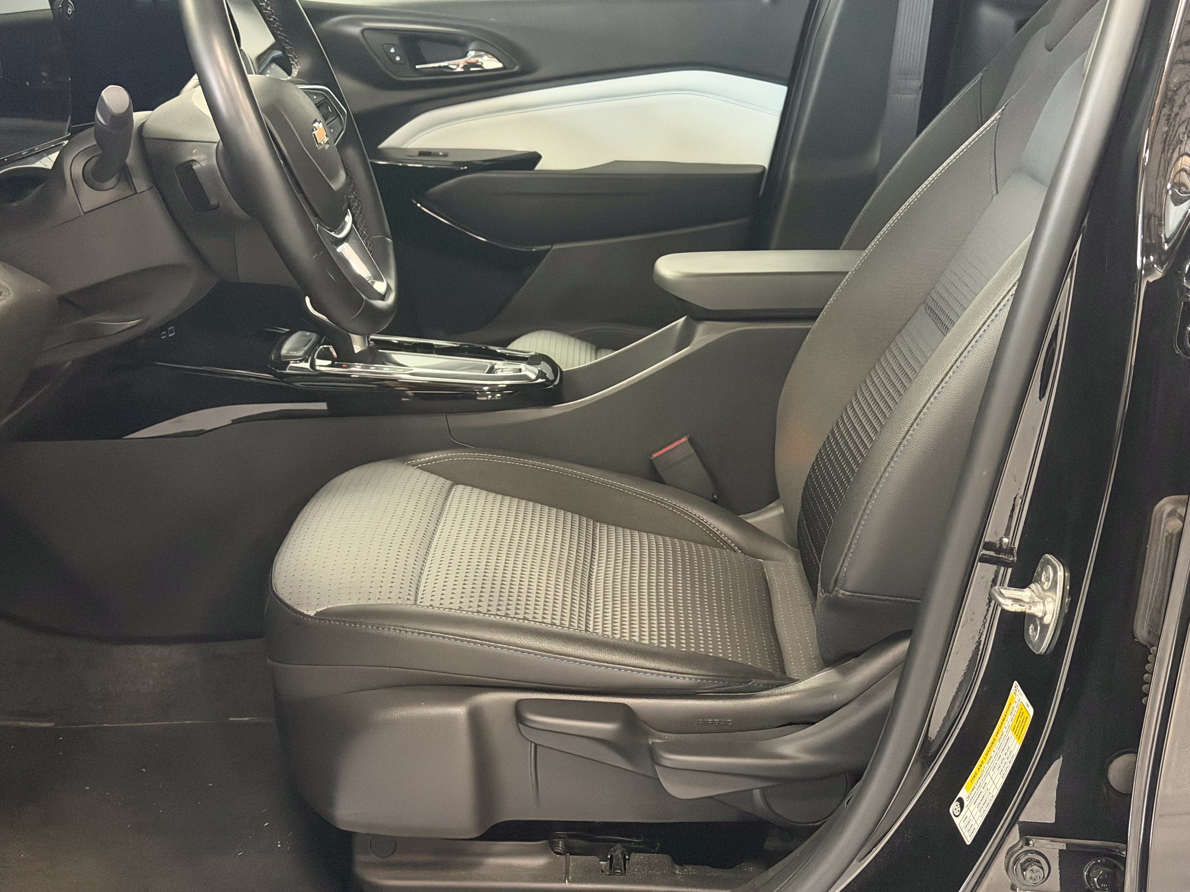 Used 2025 Chevrolet Trax LT w/ Driver Confidence Package FWD image 11
