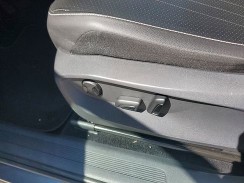 Used 2023 Volkswagen Tiguan SE image 19