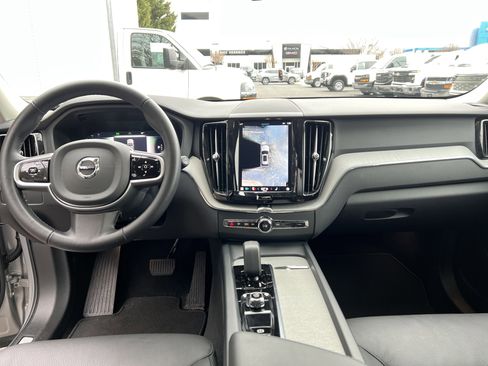Used 2025 Volvo XC60 B5 Plus image 29