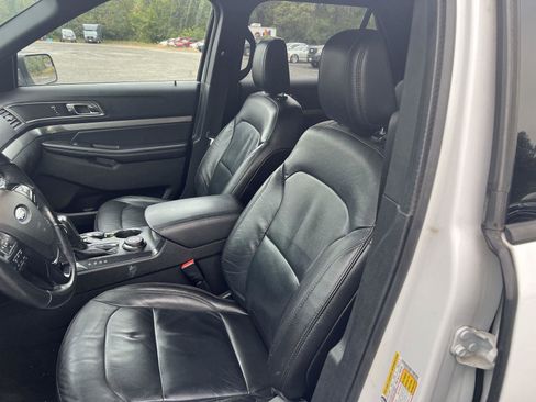 Used 2018 Ford Explorer XLT w/ Equipment Group 202A image 10