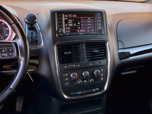 Used 2020 Dodge Grand Caravan SE image 6