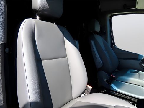 Used 2024 Mercedes-Benz Sprinter 2500 image 13