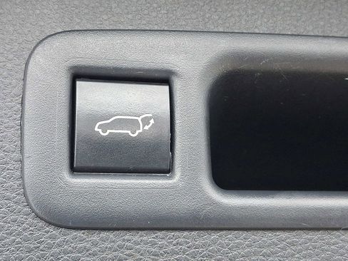 Certified 2024 Toyota Highlander XLE image 34