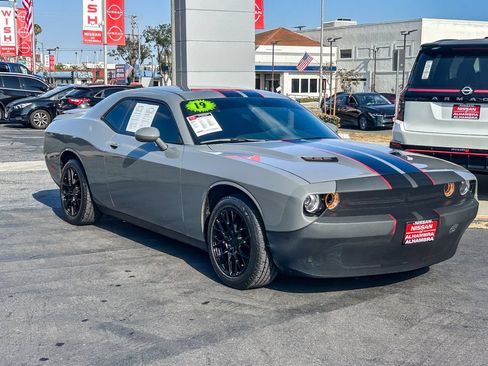 Used 2019 Dodge Challenger SXT RWD image 4