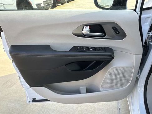 Used 2024 Chrysler Pacifica Touring-L image 23