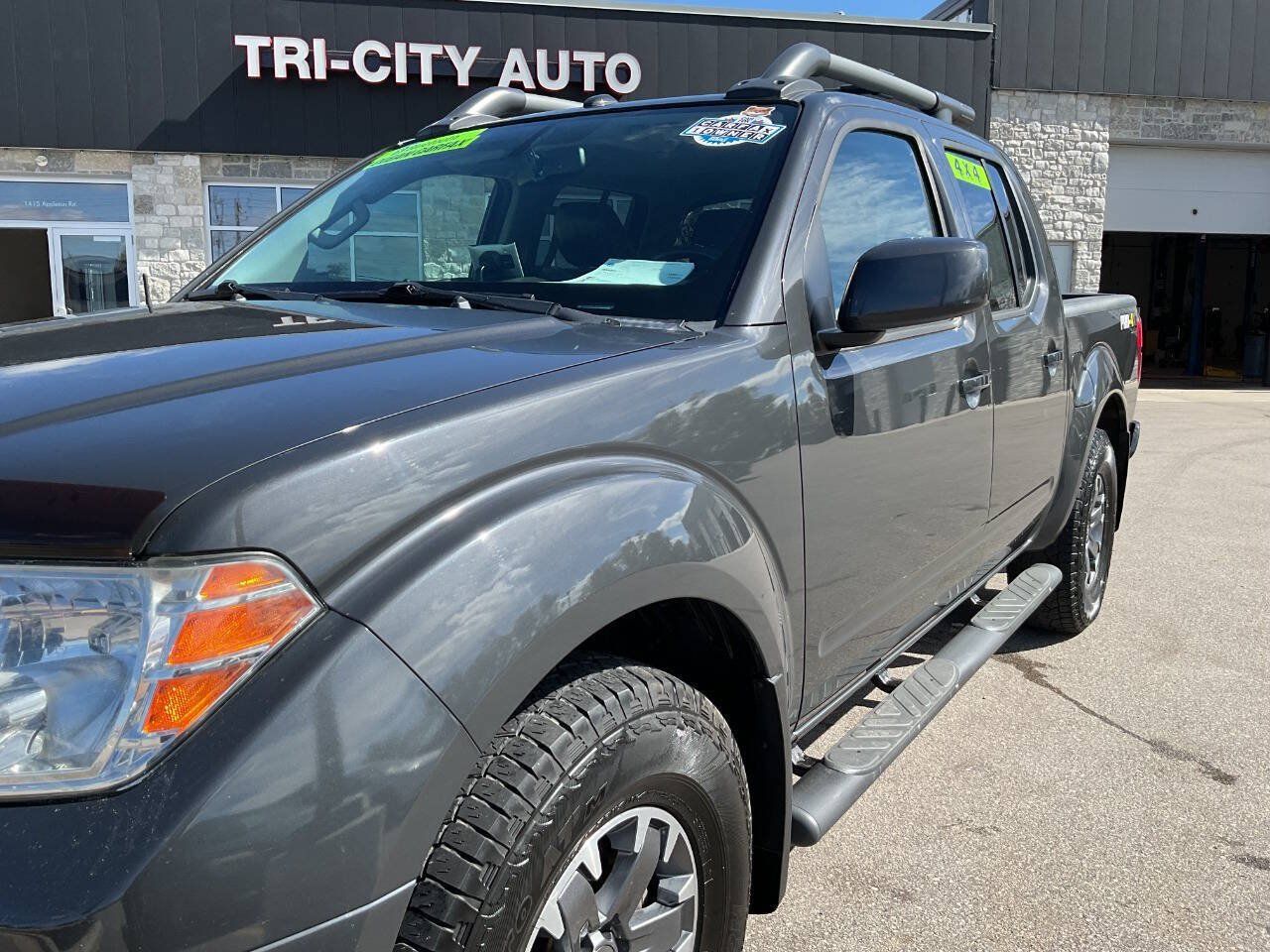 Used 2015 Nissan Frontier PRO-4X w/ Pro-4x Luxury Package AWD/4WD image 2