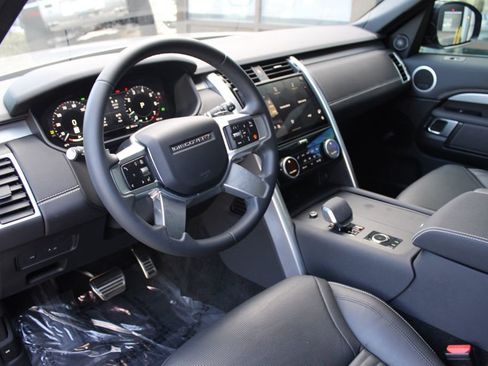 Certified 2025 Land Rover Discovery Dynamic SE image 5