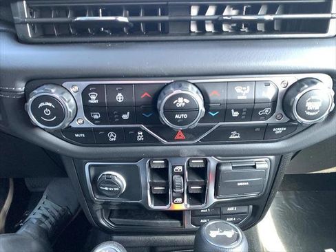 Used 2025 Jeep Wrangler Sahara image 17