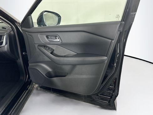 Used 2025 Nissan Rogue SV FWD image 31