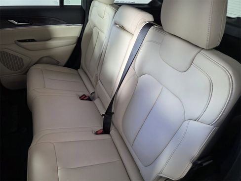 New 2025 Jeep Grand Cherokee Limited image 15
