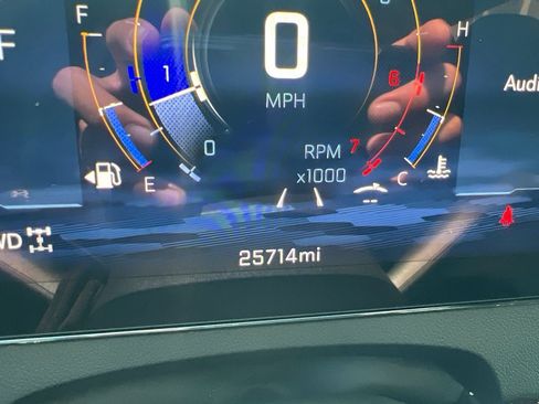 Used 2025 Chevrolet Traverse Z71 AWD/4WD image 17