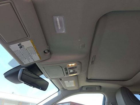 Used 2022 Toyota Highlander XLE AWD/4WD image 6