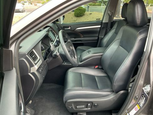 Used 2019 Toyota Highlander XLE AWD/4WD image 14