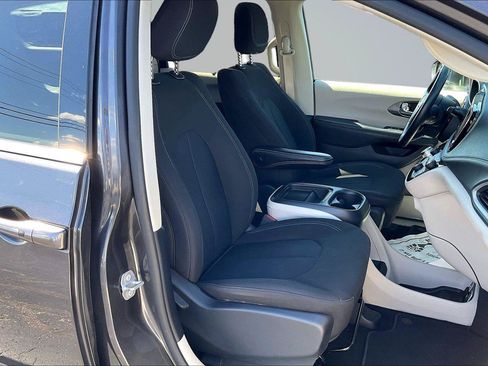 Used 2021 Chrysler Pacifica Touring w/ Cold Weather Group FWD image 8