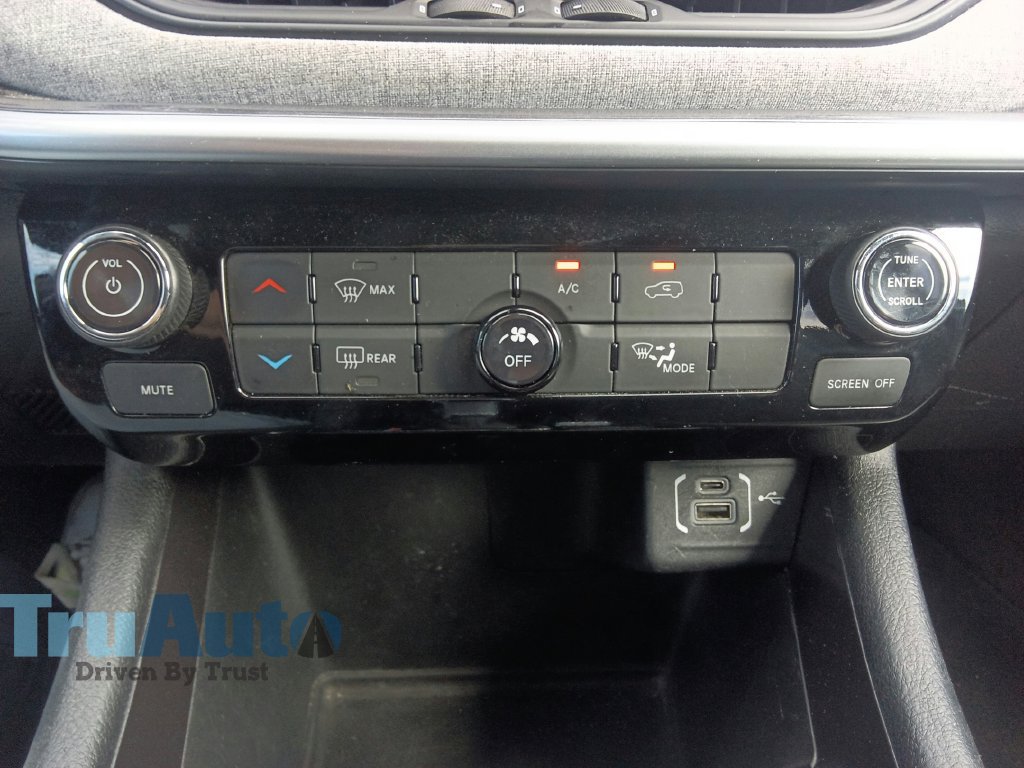 Used 2024 Jeep Compass Latitude AWD/4WD image 32