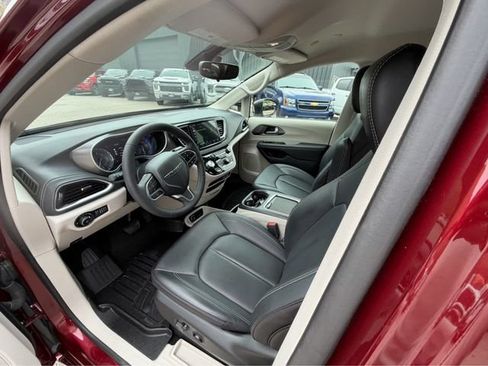 Used 2023 Chrysler Pacifica Touring-L AWD/4WD image 21