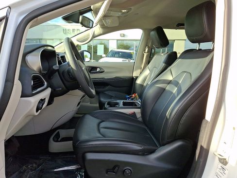 Used 2023 Chrysler Pacifica Touring-L FWD image 15