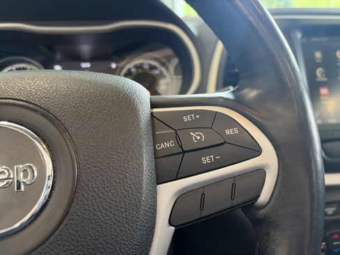 Used 2016 Jeep Cherokee Trailhawk w/ Comfort/Convenience Group AWD/4WD image 39