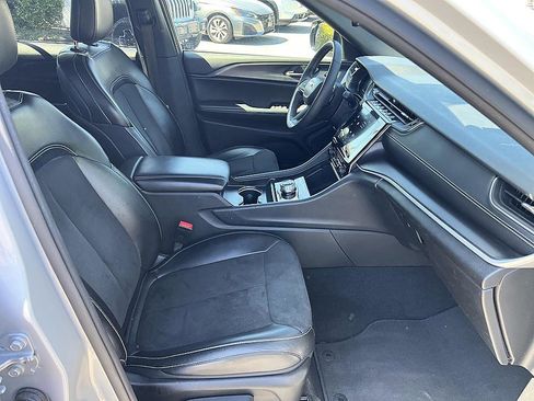 Used 2024 Jeep Grand Cherokee Altitude AWD/4WD image 17
