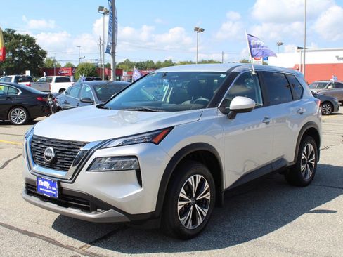 Used 2023 Nissan Rogue SV image 3