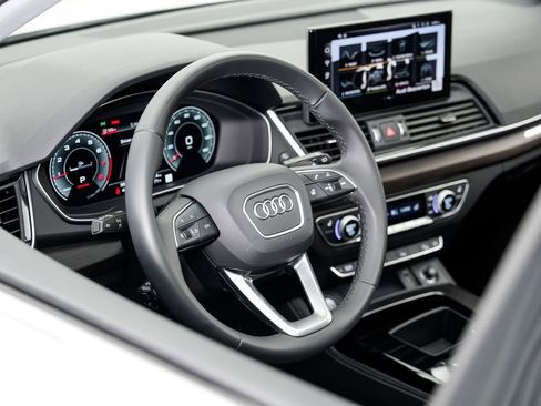 Certified 2025 Audi Q5 2.0T Premium Plus w/ Premium Plus Package AWD/4WD image 9