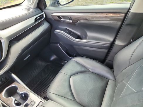 Used 2021 Toyota Highlander Platinum FWD image 16