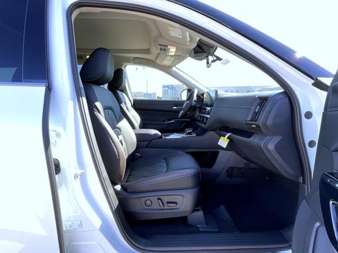 New 2026 Nissan Pathfinder Platinum image 16