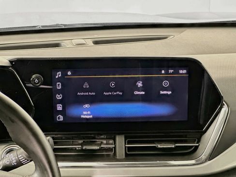 Used 2025 Chevrolet Trax LT w/ LT Convenience Package FWD image 13