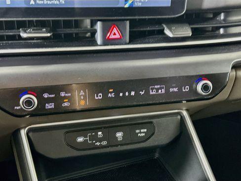 Used 2025 Kia Carnival FWD image 23