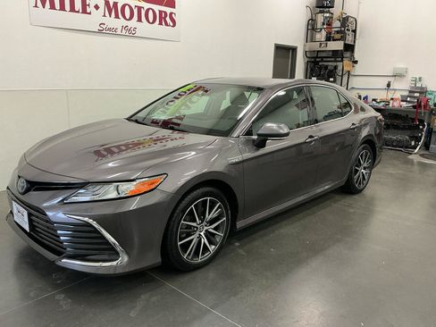 Used 2021 Toyota Camry XLE FWD image 3