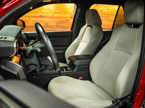 Used 2025 Toyota 4Runner SR5 AWD/4WD image 9