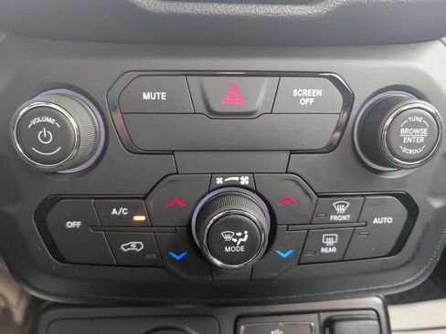 Used 2019 Jeep Renegade Latitude w/ Cold Weather Group AWD/4WD image 14